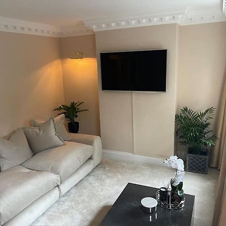 Newly Refurbished Apartment, Near Station & River Londres Extérieur photo