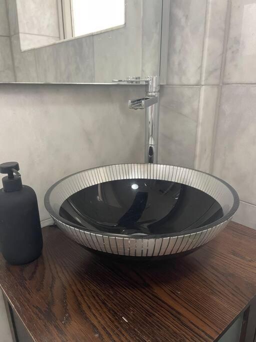 Newly Refurbished Apartment, Near Station & River Londres Extérieur photo