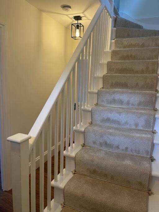 Newly Refurbished Apartment, Near Station & River Londres Extérieur photo